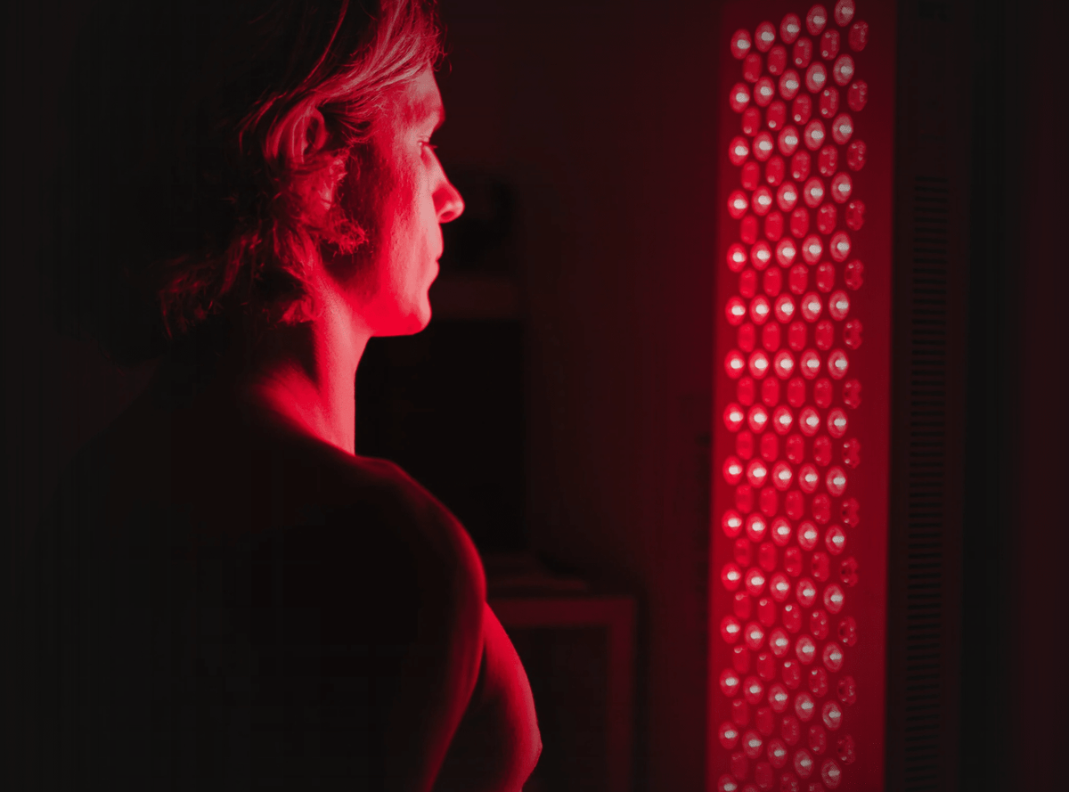 Luz roja para recuperación muscular: protocolo práctico (fuerza, running y CrossFit) y qué resultados esperar